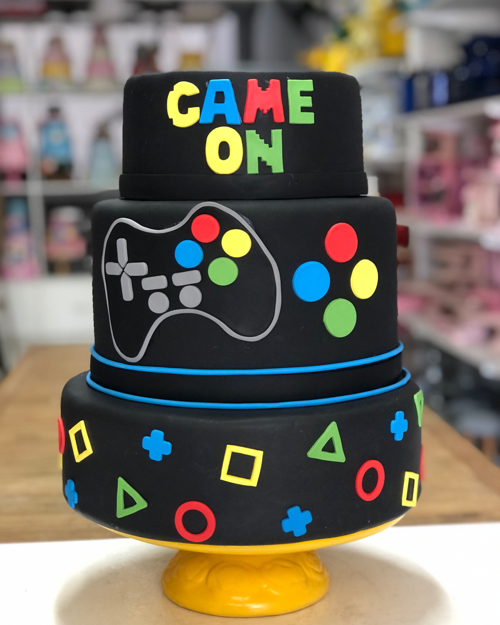 Bolo Fake Game - Rosa Chiclete Loque e Decore