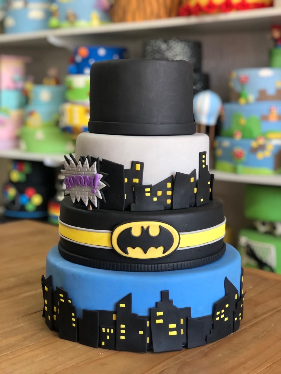 Bolo Fake Batman - Rosa Chiclete Loque e Decore