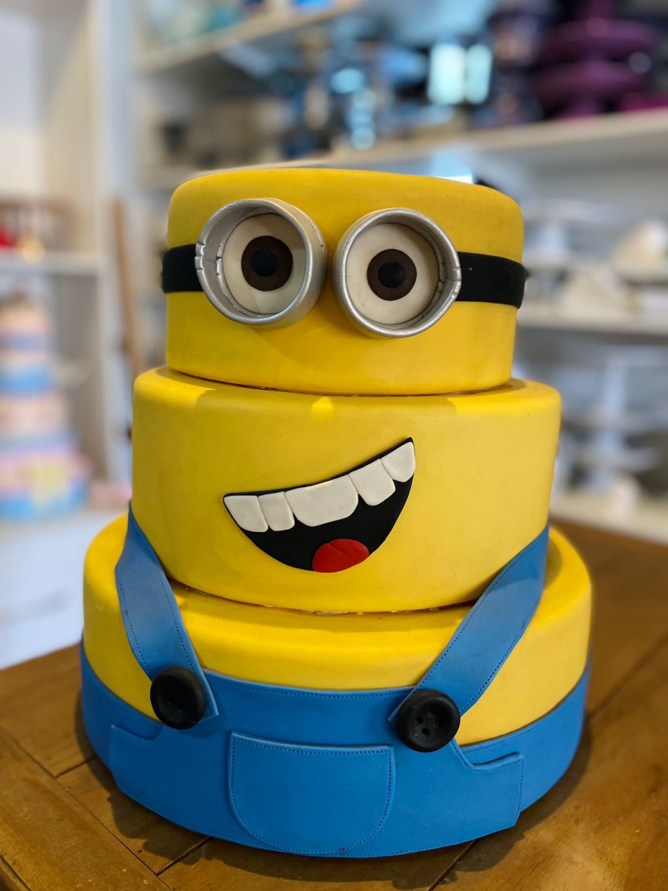 Bolo Fake Minions - Rosa Chiclete Loque e Decore