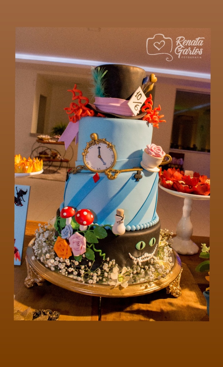 Bolo Fake Alice - Rosa Chiclete Loque e Decore