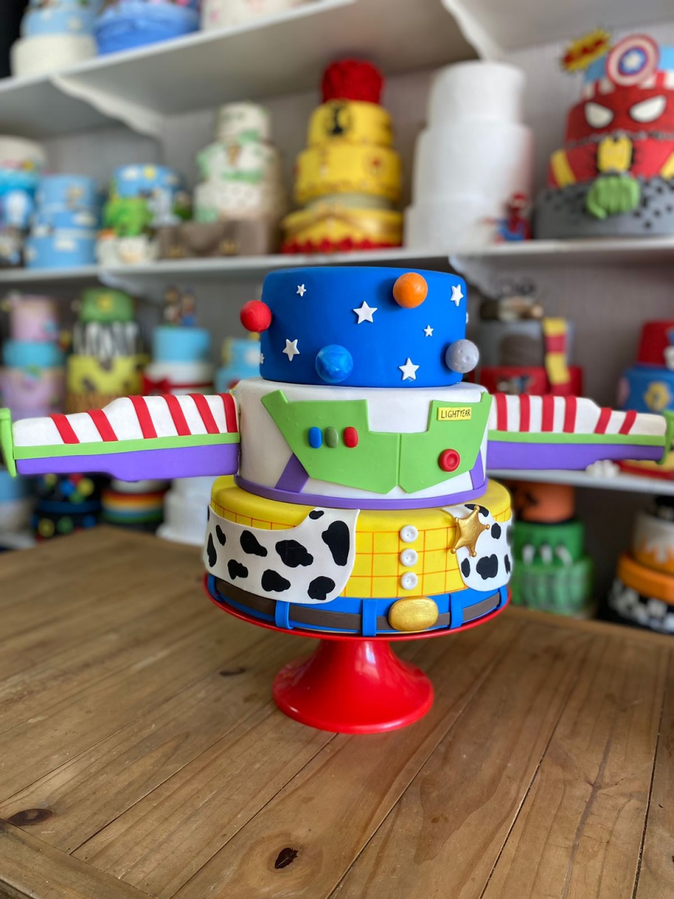 Bolo Fake Toy Story - Rosa Chiclete Loque e Decore