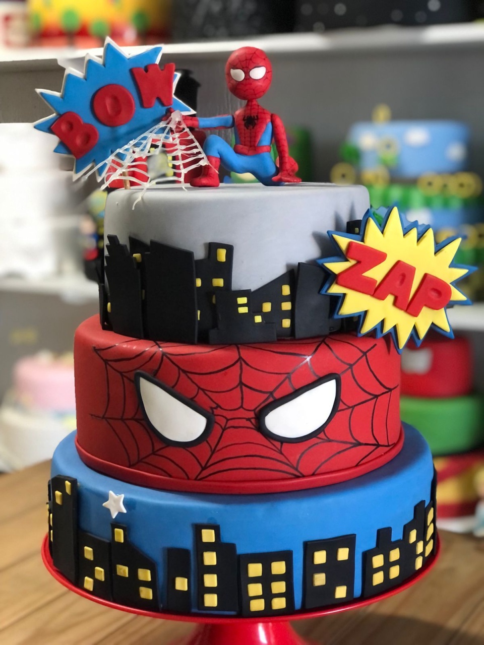 Bolo Fake Homem Aranha - Rosa Chiclete Loque e Decore