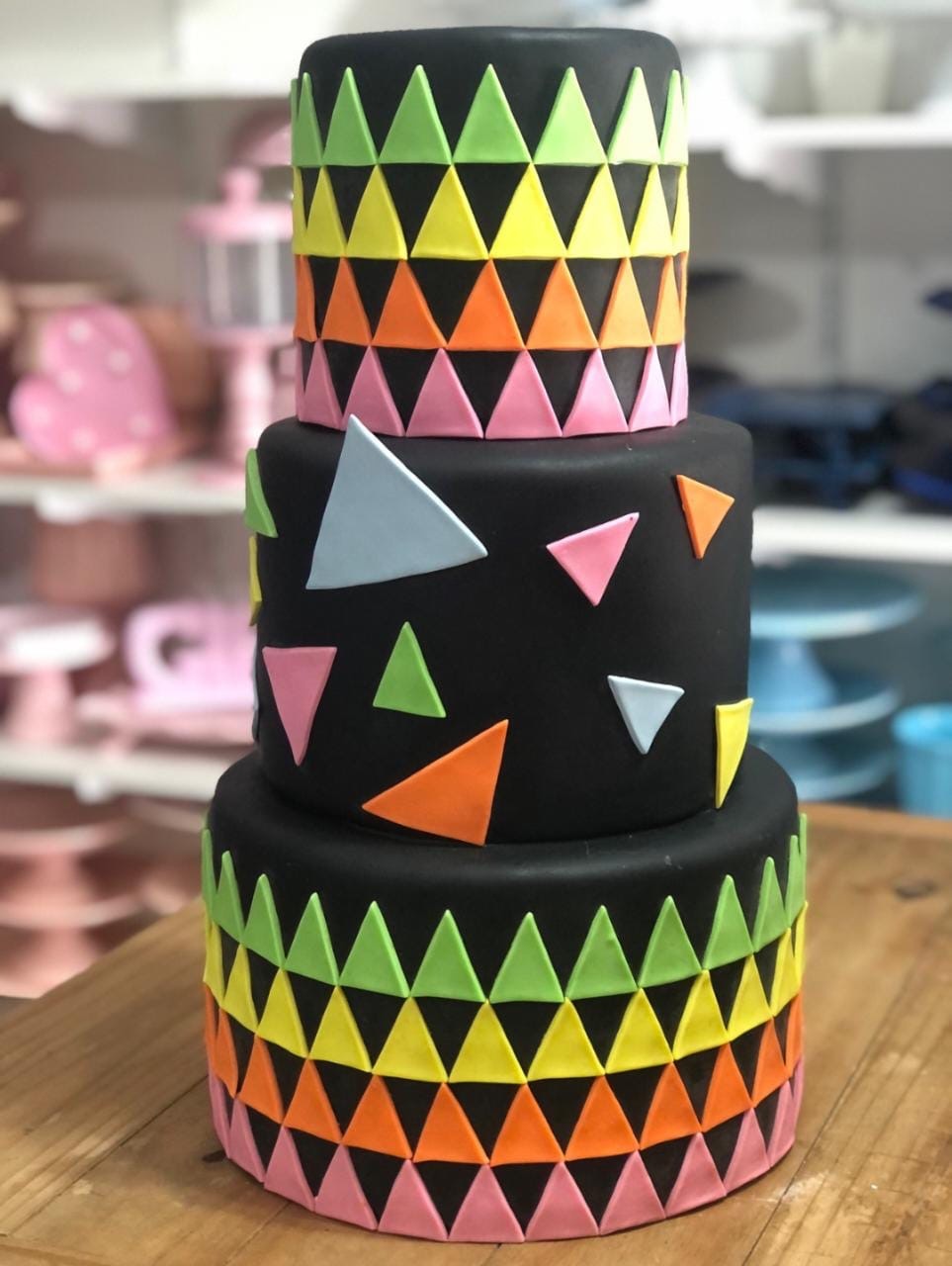 Bolo Fake Neon - Rosa Chiclete Loque e Decore