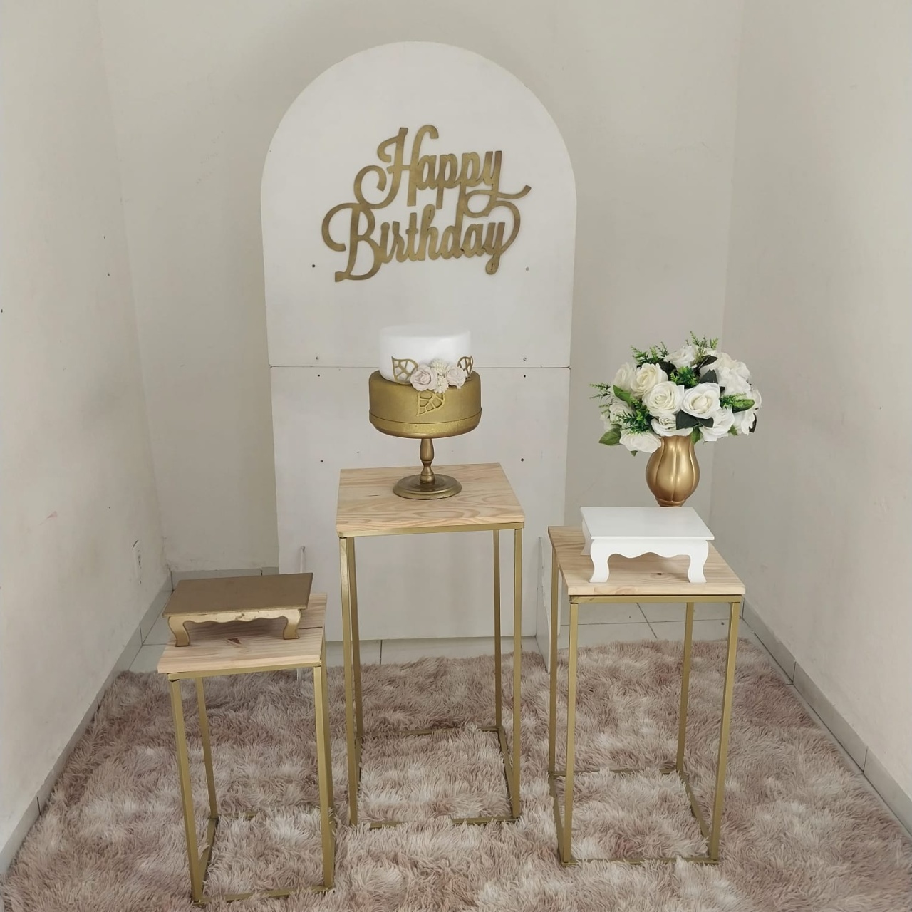 Kit Romano Happy Birthday Branco Mesas de Ferro - KaypemiLocações 