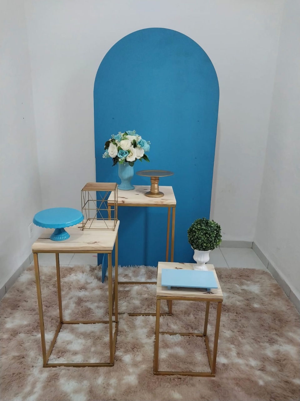 Kit Romano Painel Azul Claro Mesas de Ferro - KaypemiLocações 