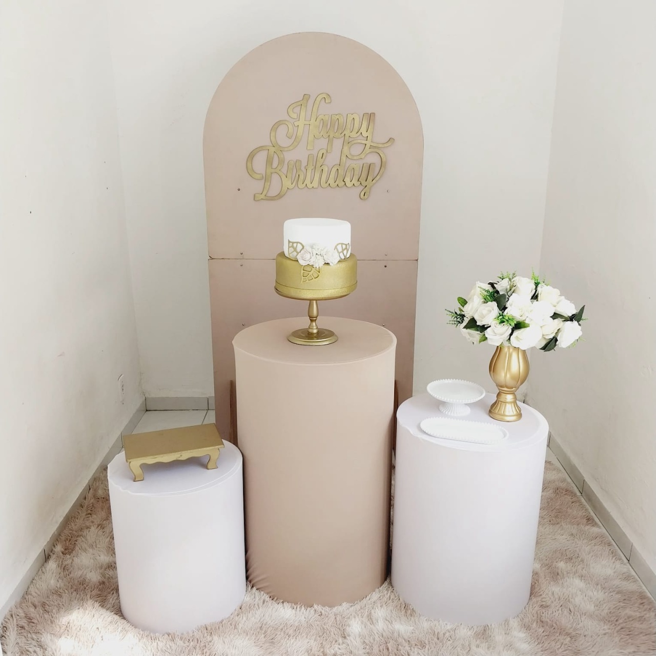 Kit Romano Happy Birthday Bege E Branco - KaypemiLocações 