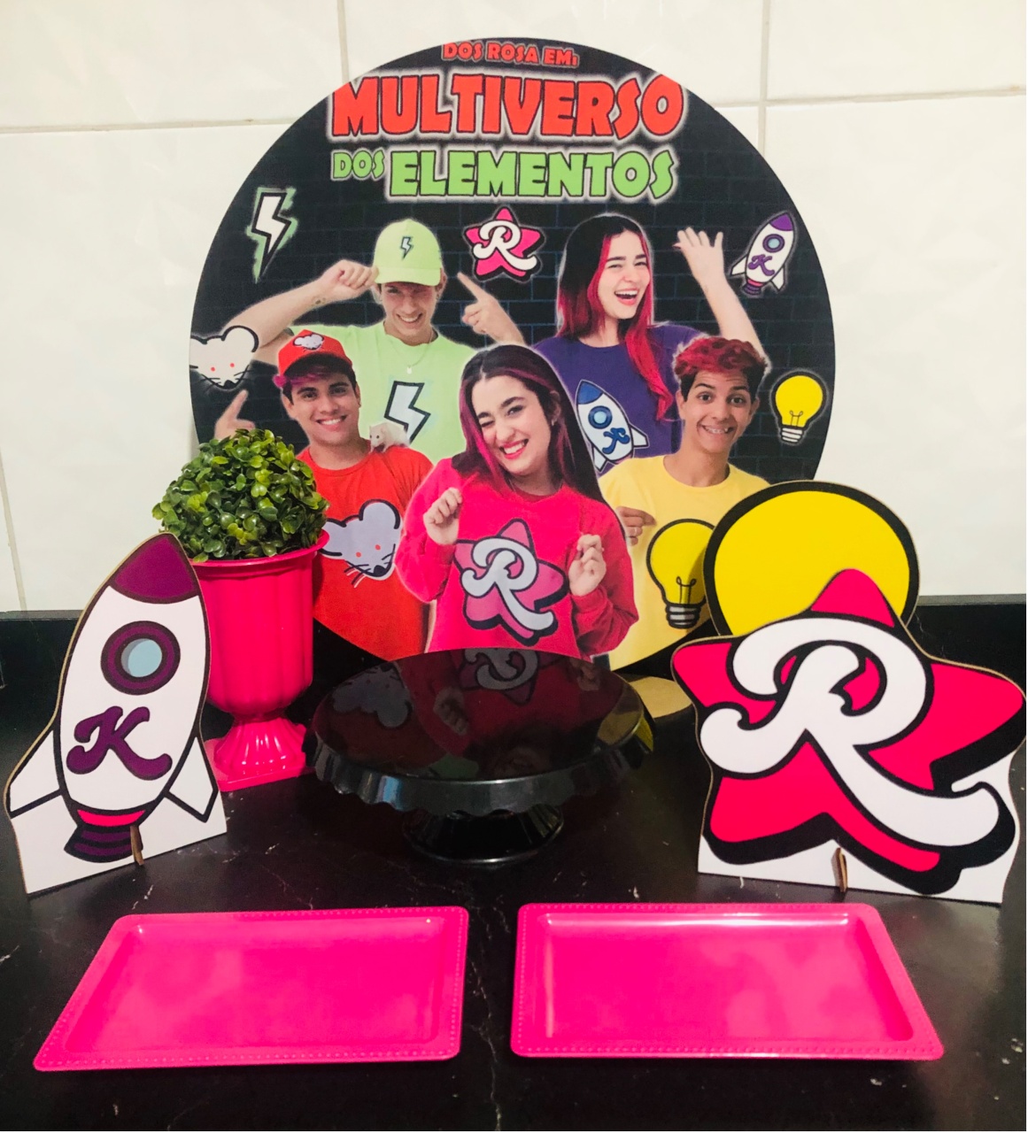 Kit de Mesa Grupo Rosa Emilly/Vick - Mundo dos Sonhos