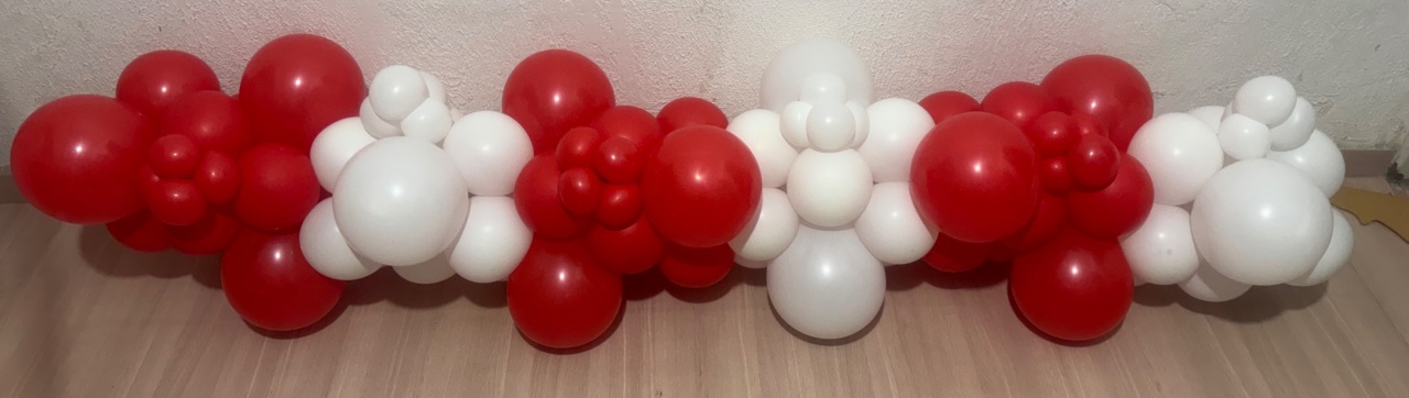 Arco de Bexiga Branco E Vermelho - Mundo dos Sonhos
