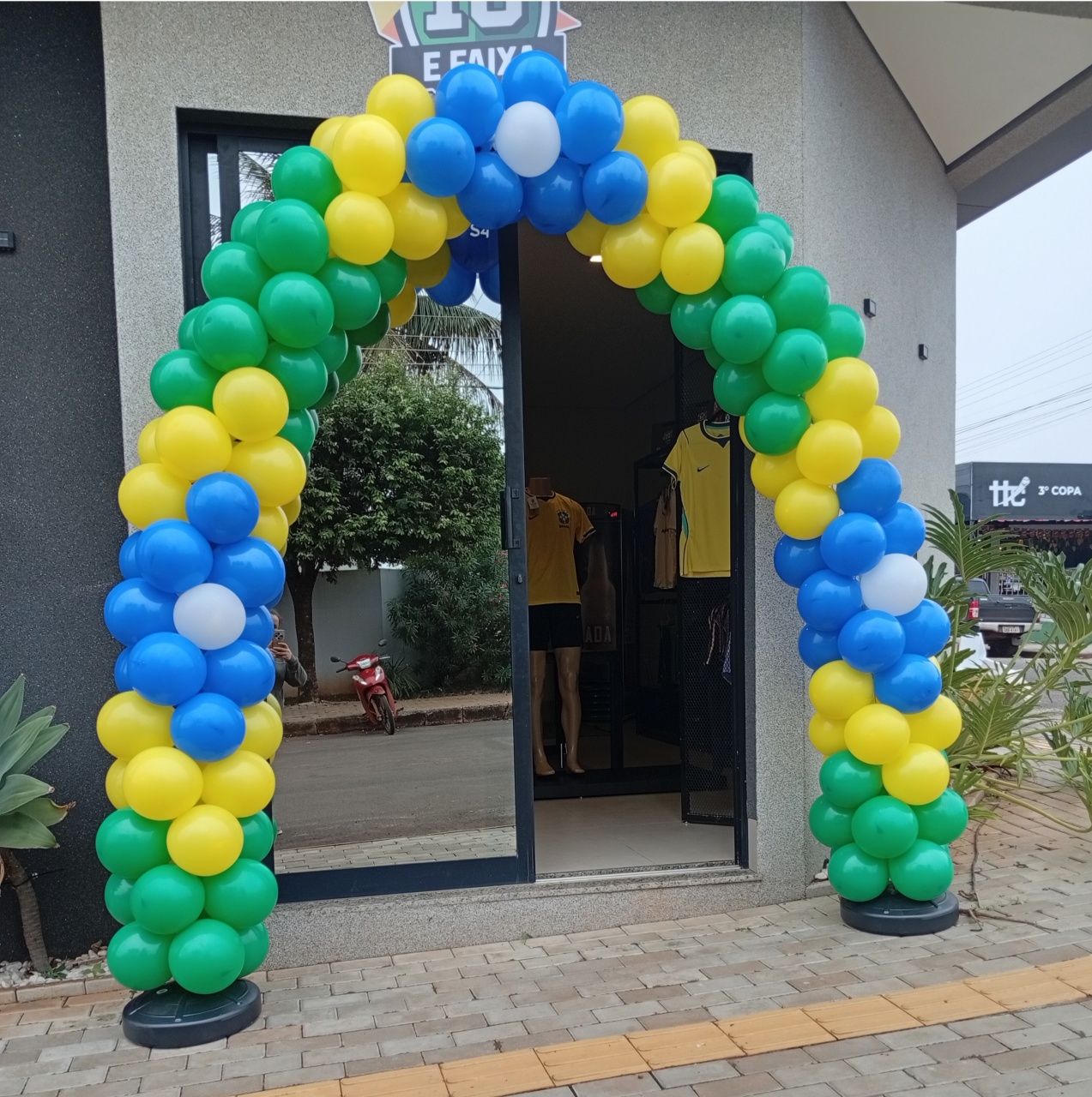 Arco de Balão - Porta de Loja (Bandeira Do Brasil) - Toque Encantado Locações