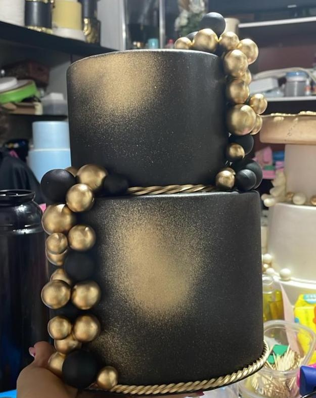 Bolo Fake Preto E Dourado - Ki_decoração 