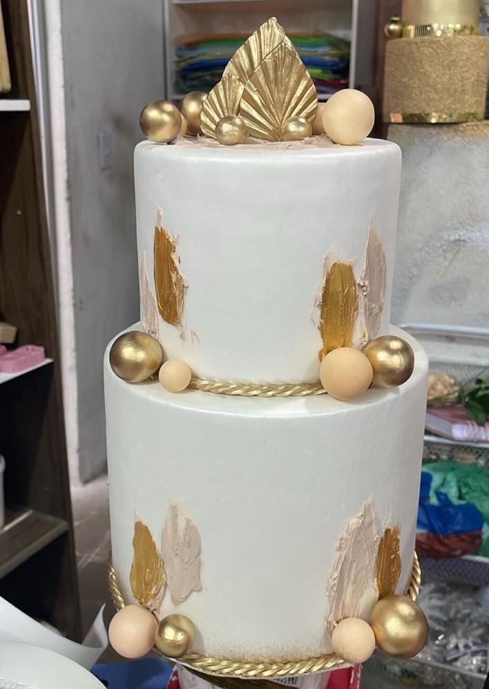 Bolo Fake Branco E Dourado - Ki_decoração 