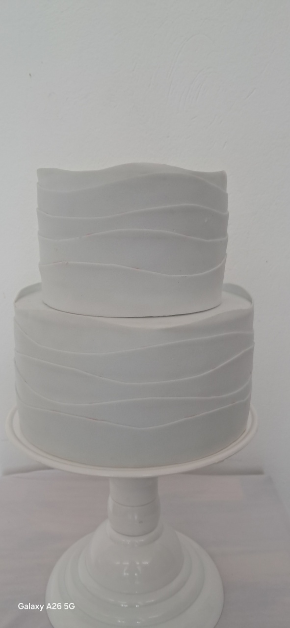 Bolo Fake Branco Com Ondas - Mavie Decorações