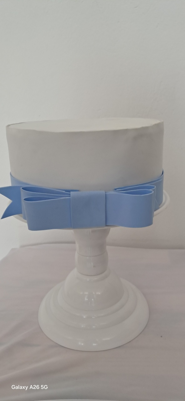 Bolo Fake Branco Laço Azul - Mavie Decorações