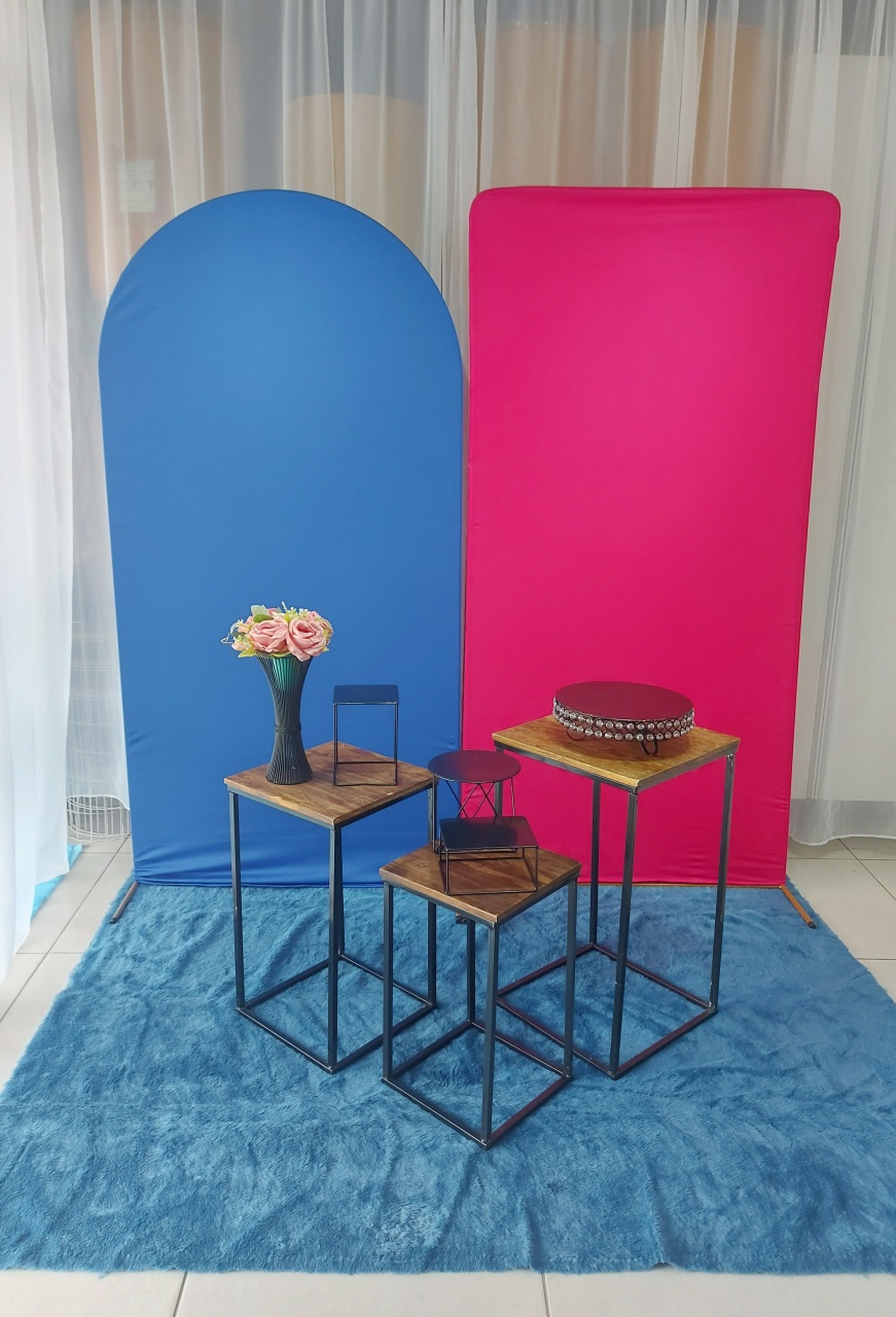 Kit Minimalista Azul Royal E Pink - Mesas 1 - Magic Pegue e Monte / Day Larocca Locação de Vestido de Festa