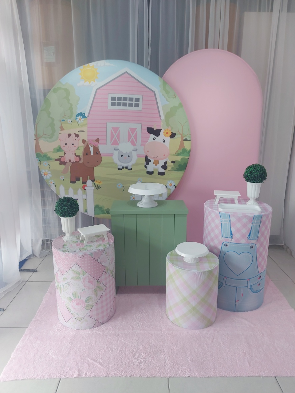 Kit Decor Fazendinha Rosa - Magic Pegue e Monte / Day Larocca Locação de Vestido de Festa