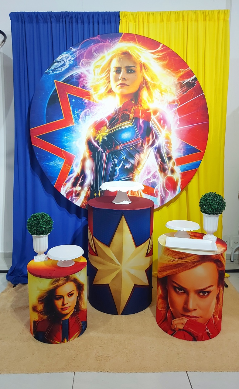 Kit Decor Capitã Marvel - Magic Pegue e Monte / Day Larocca Locação de Vestido de Festa