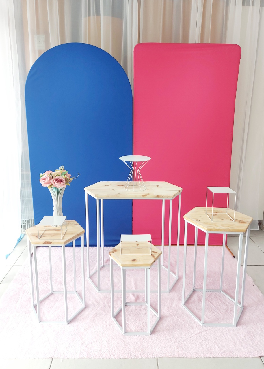 Kit Minimalista Azul Royal E Pink - Mesas 2 - Magic Pegue e Monte / Day Larocca Locação de Vestido de Festa