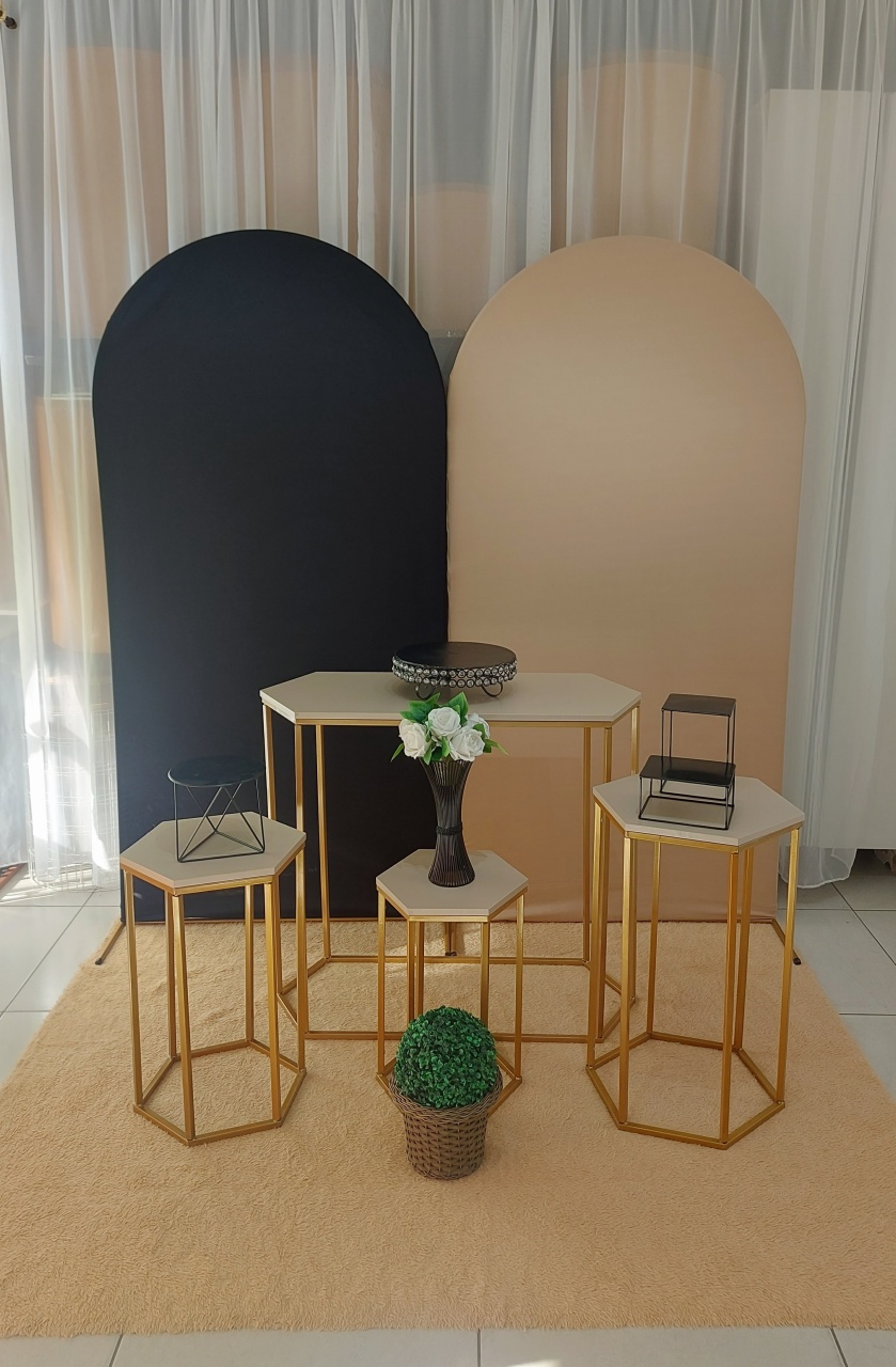 Kit Minimalistas Preto E Bege - Mesas - Magic Pegue e Monte / Day Larocca Locação de Vestido de Festa