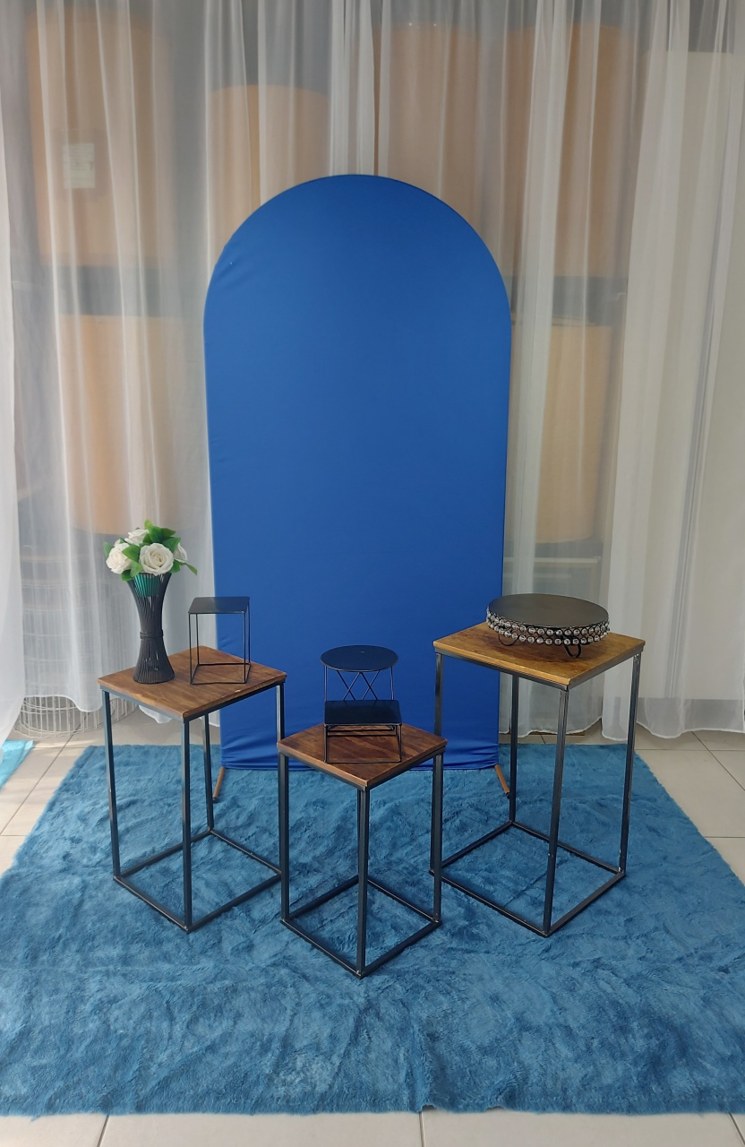Kit Minimalista Azul Royal - Mesas - Magic Pegue e Monte / Day Larocca Locação de Vestido de Festa