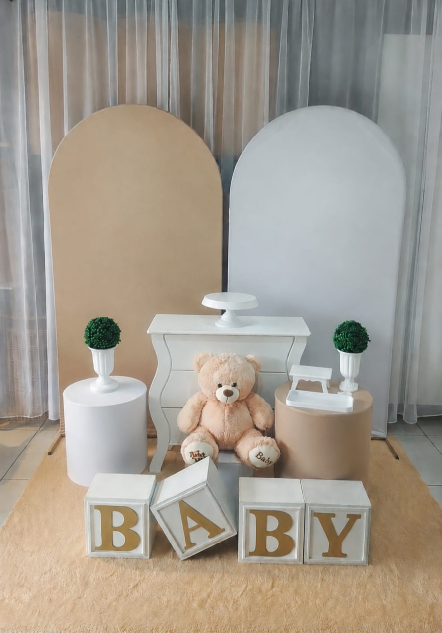 Kit Decor Chá Revelação Minimalista Bege E Branco - Magic Pegue e Monte / Day Larocca Locação de Vestido de Festa