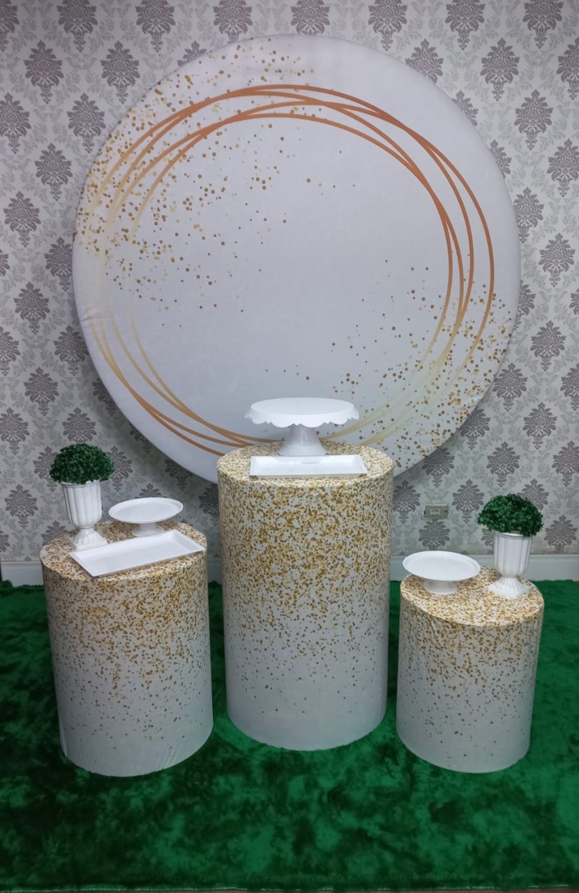 Kit Base Branco E Dourado Geométrico - Magic Pegue e Monte / Day Larocca Locação de Vestido de Festa