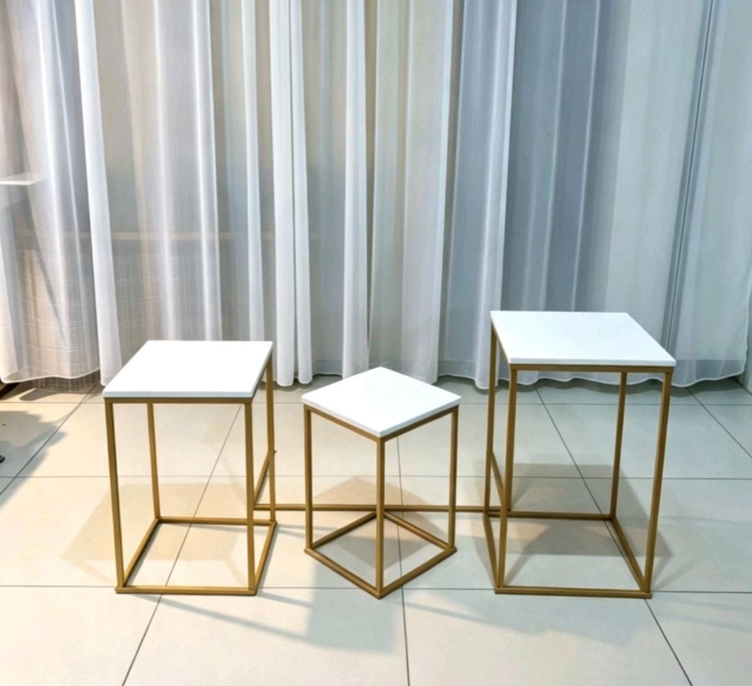 Trio de Mesas Branca Pé Dourado - Magic Pegue e Monte / Day Larocca Locação de Vestido de Festa