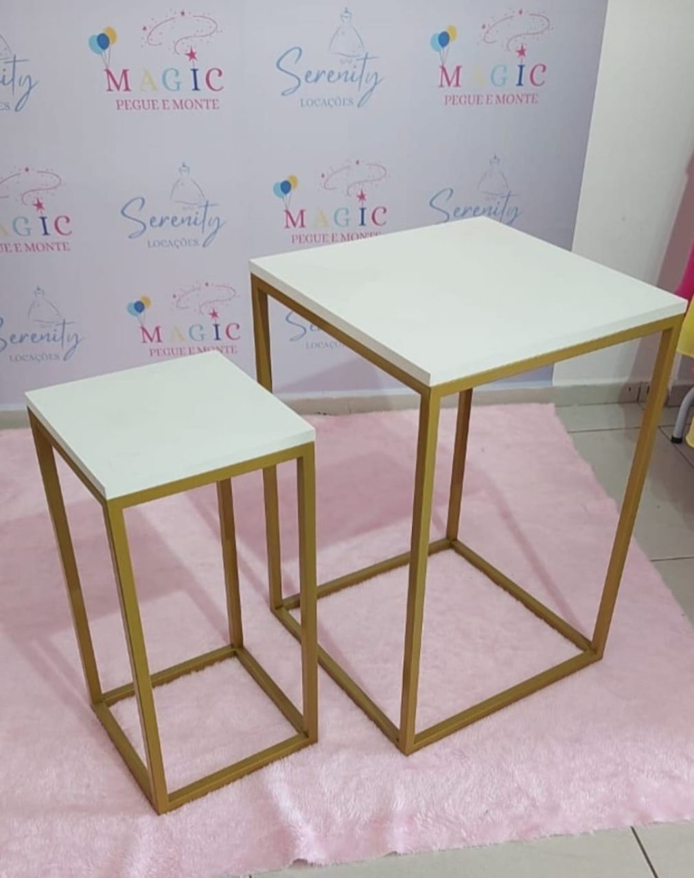 Duo de Mesas - Magic Pegue e Monte / Day Larocca Locação de Vestido de Festa