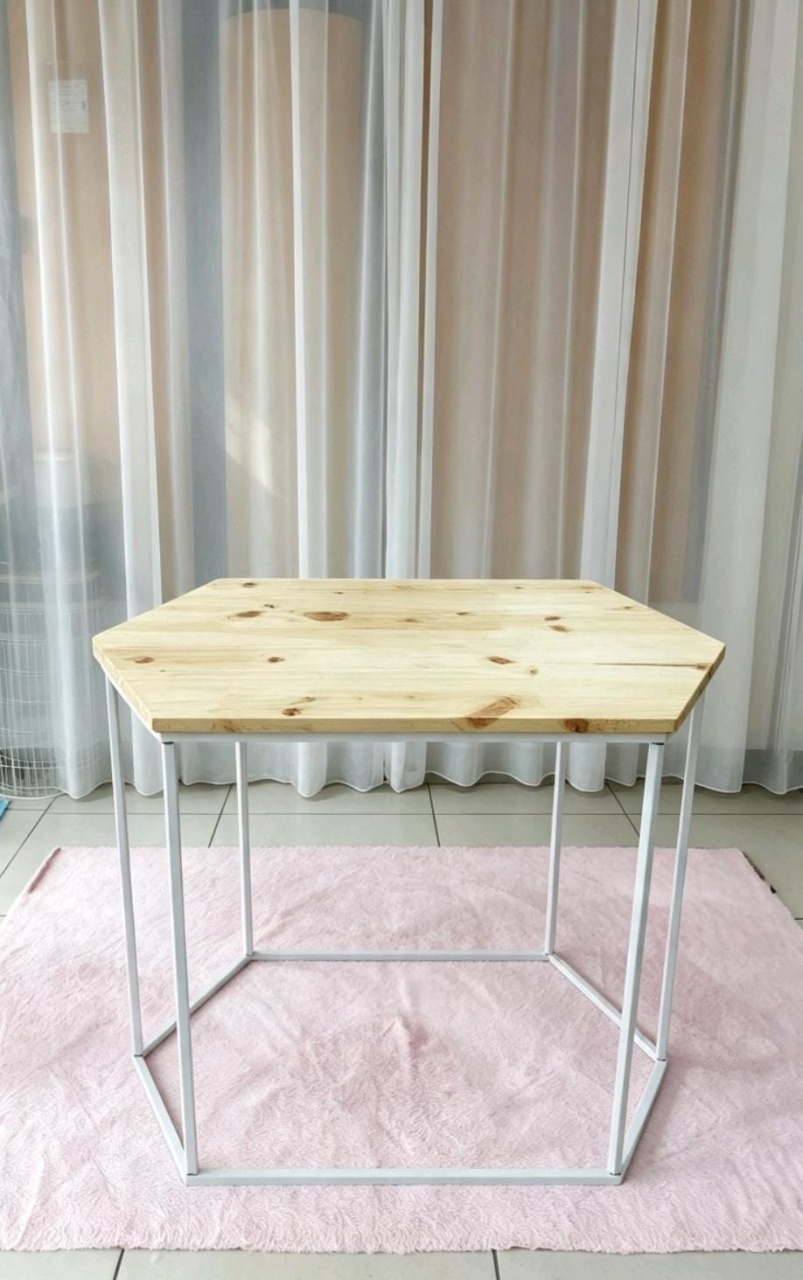 Mesa Sextavada Gg Pés Branco Tampo Madeira - Magic Pegue e Monte / Day Larocca Locação de Vestido de Festa