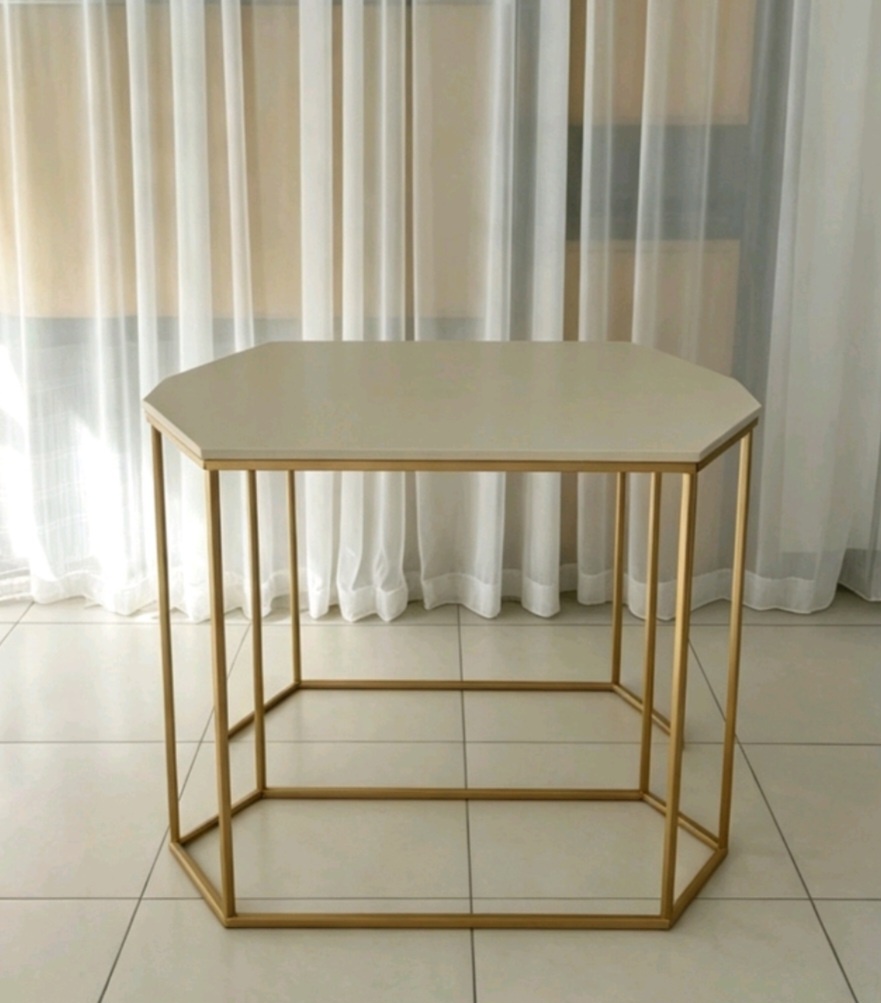 Mesa Sextavada Bege Pés Dourados Gg - Magic Pegue e Monte / Day Larocca Locação de Vestido de Festa