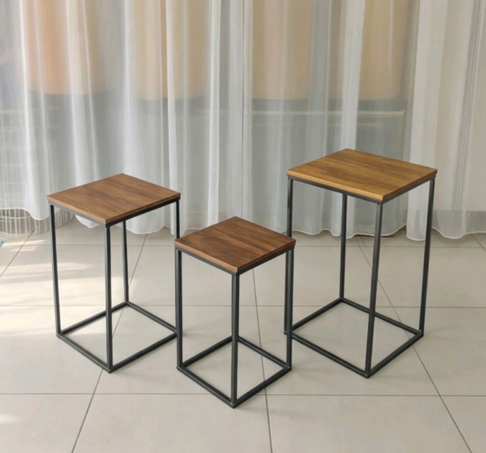 Trio Mesas Amadeiradas Pé Preto - Magic Pegue e Monte / Day Larocca Locação de Vestido de Festa