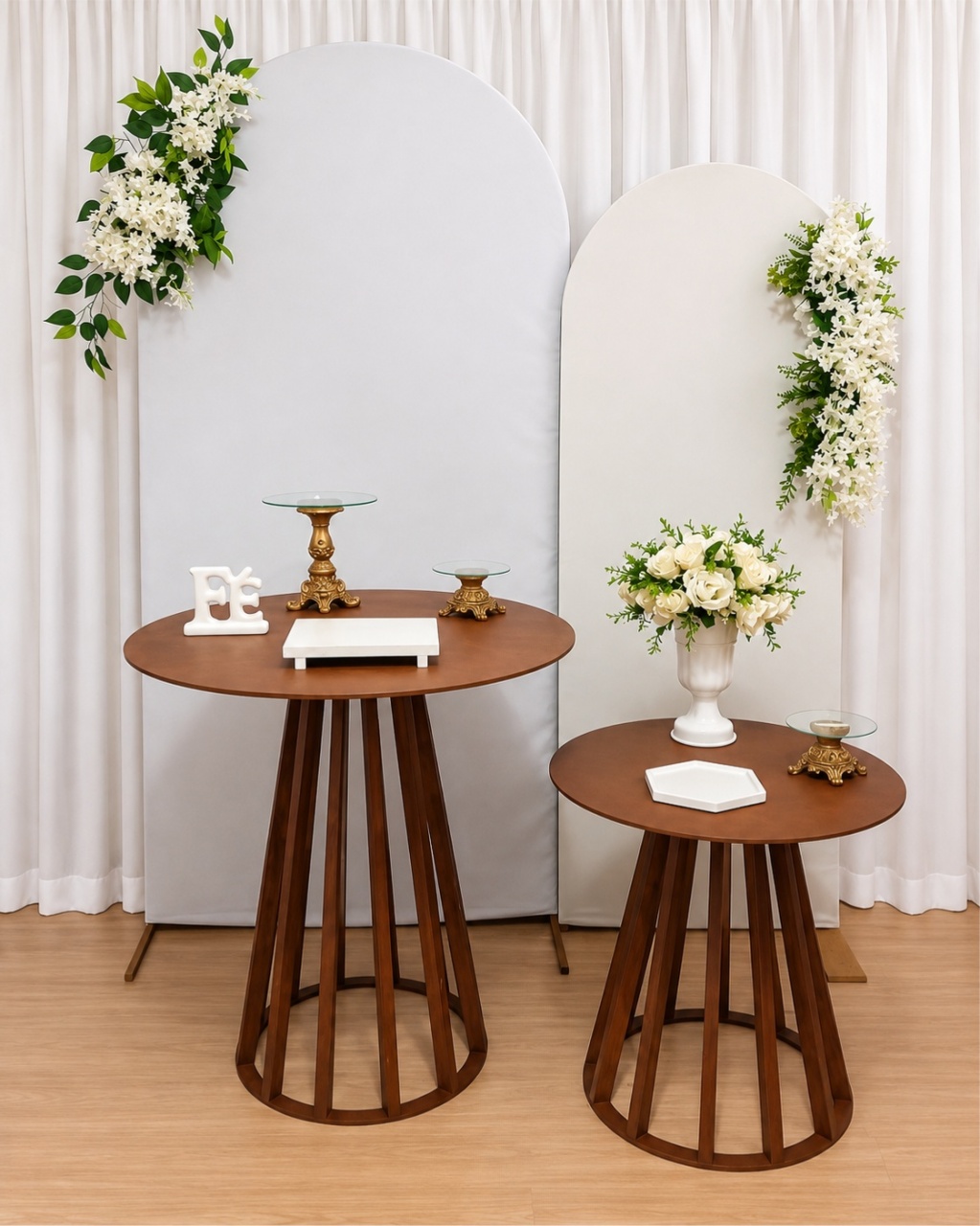 Casamento Branco Com Mesa Ripada E Arranjo No Painel Composição - Rocha Decorações Pegue e Monte Itatiba