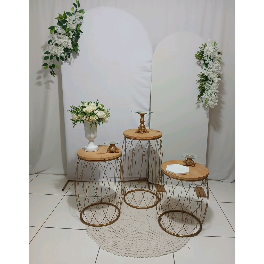 Branco Com Gaden E Arranjo No Painel Composição - Rocha Decorações