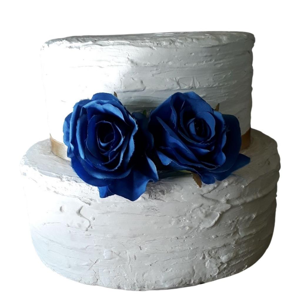 Bolo Cenógrafico/ Fake Massa Corrida Branco Com Flor Azul - Rocha Decorações