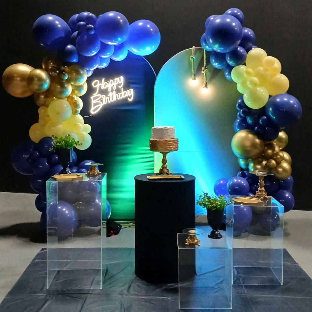 Happy Birthday Azul E Prata Com Cubo Acrilico Composição 41669 - Rocha Decorações