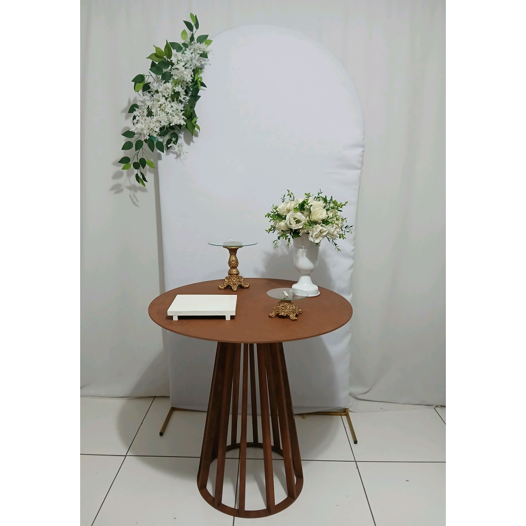 Branco Com Mesa Ripada E Arranjo No Painel Composição - Rocha Decorações