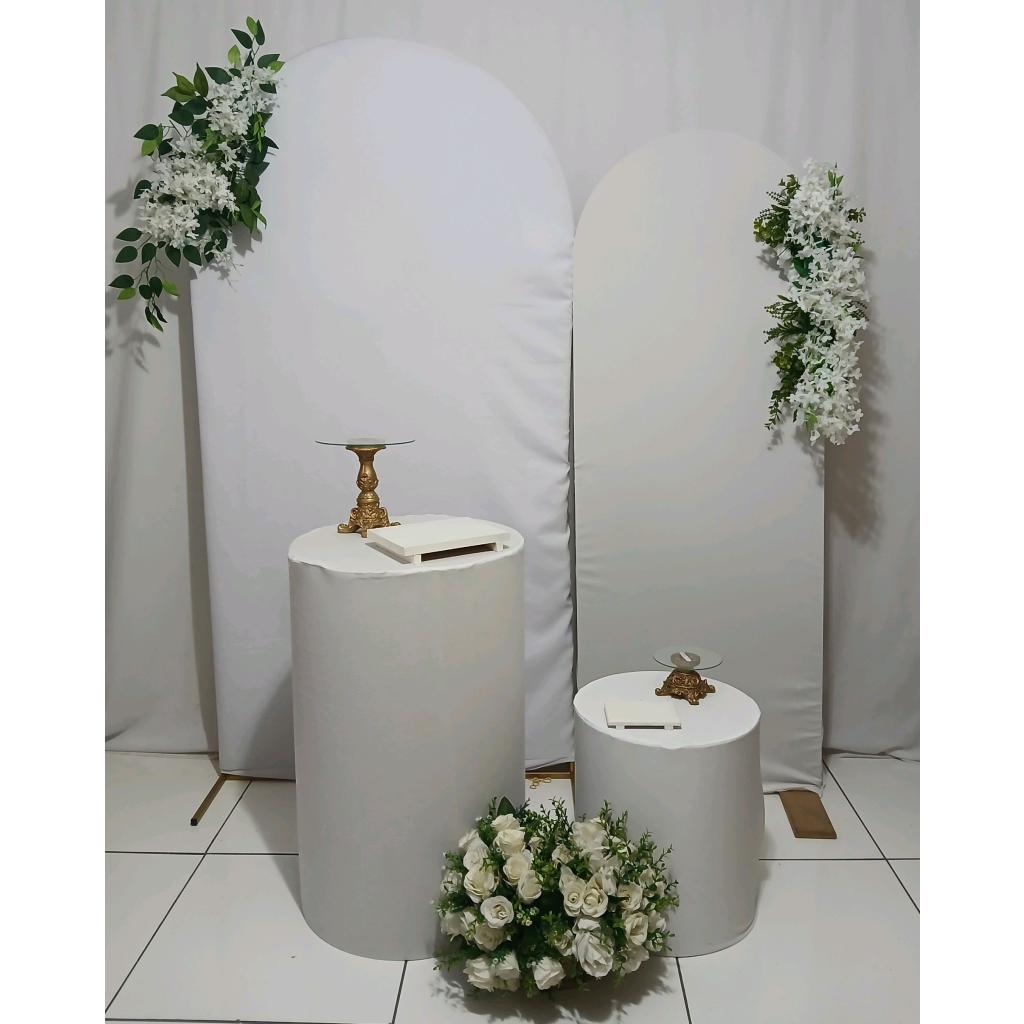 Branco Com Cilinros E Arranjo No Painel Composição - Rocha Decorações