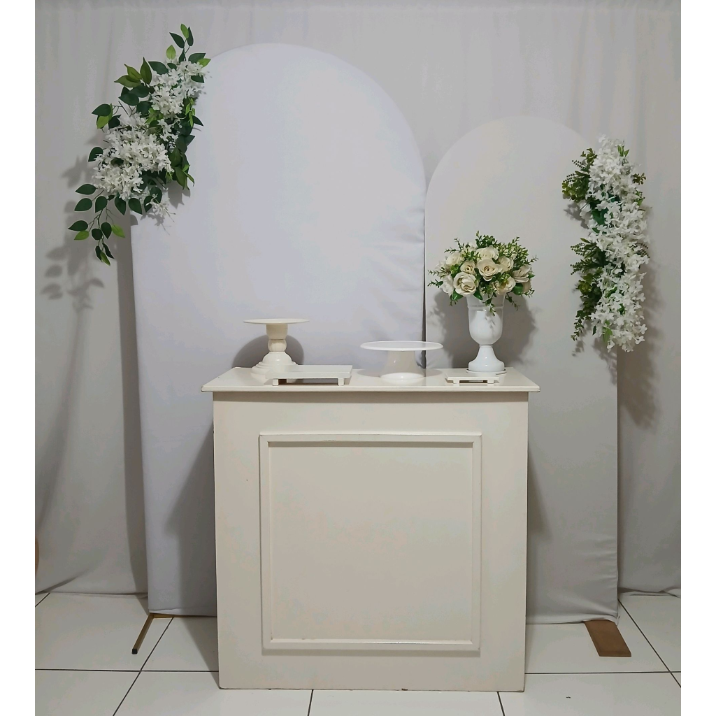 Branco Com Mesa Caixa E Arranjo No Painel Composição - Rocha Decorações