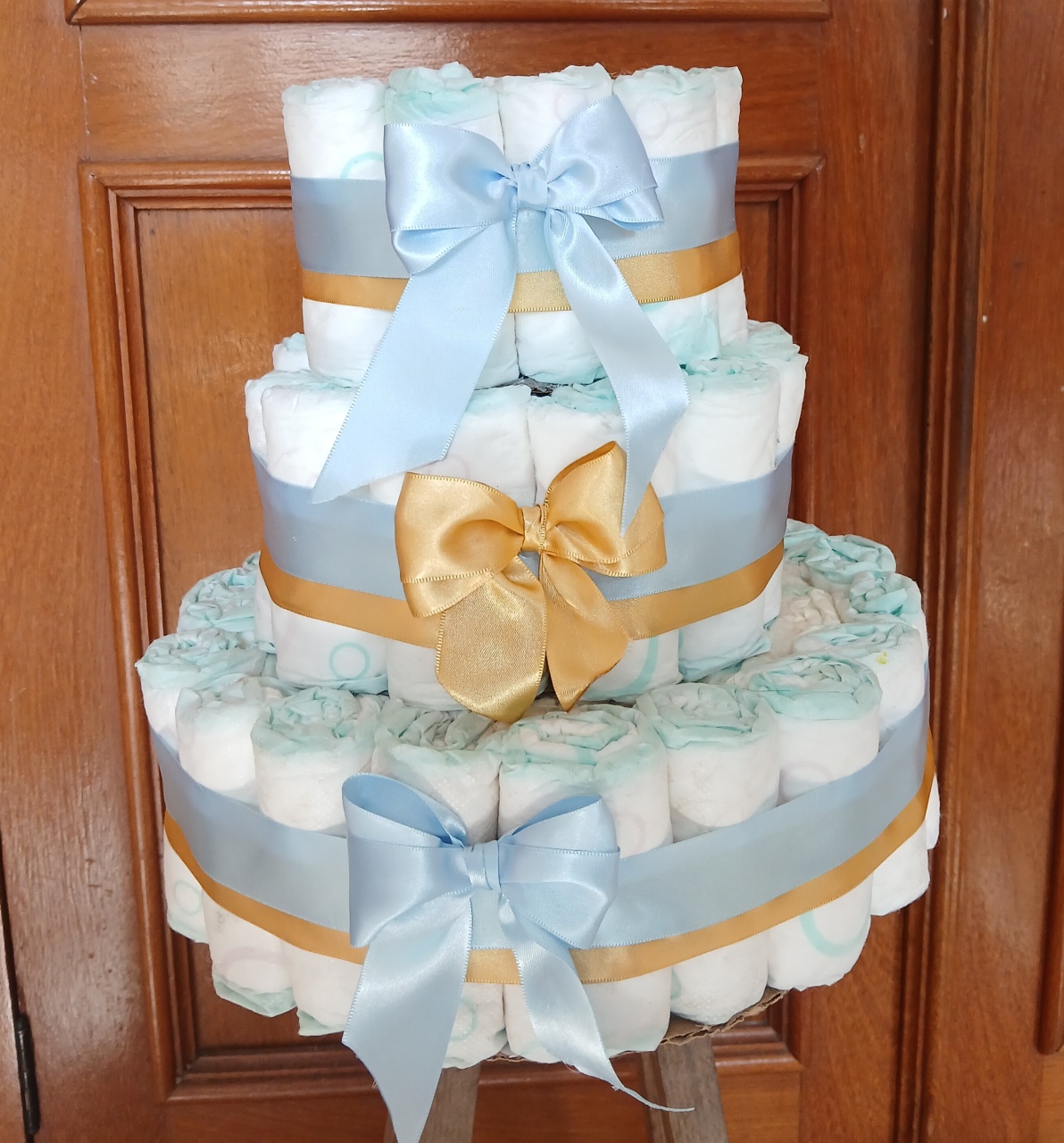 Bolo de Fralda 3 Andares Com Laços E Fita Dourado E Azul - Rocha Decorações Pegue e Monte Itatiba
