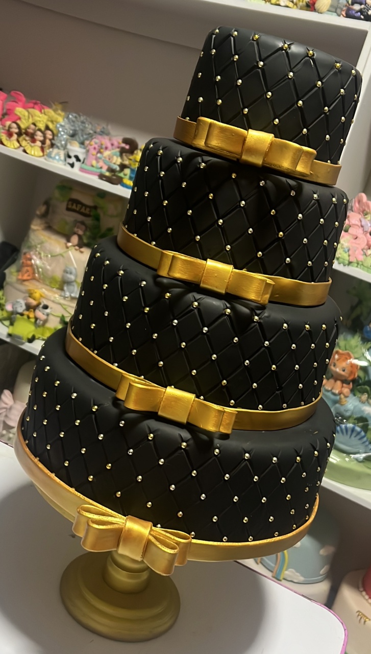 Locação Bolo Fake Preto E Dourado - Cantinho dos sonhos 