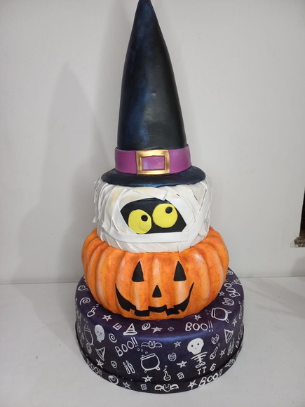 Bolo Em Biscuit Bruxa Halloween - Cantinho dos sonhos 