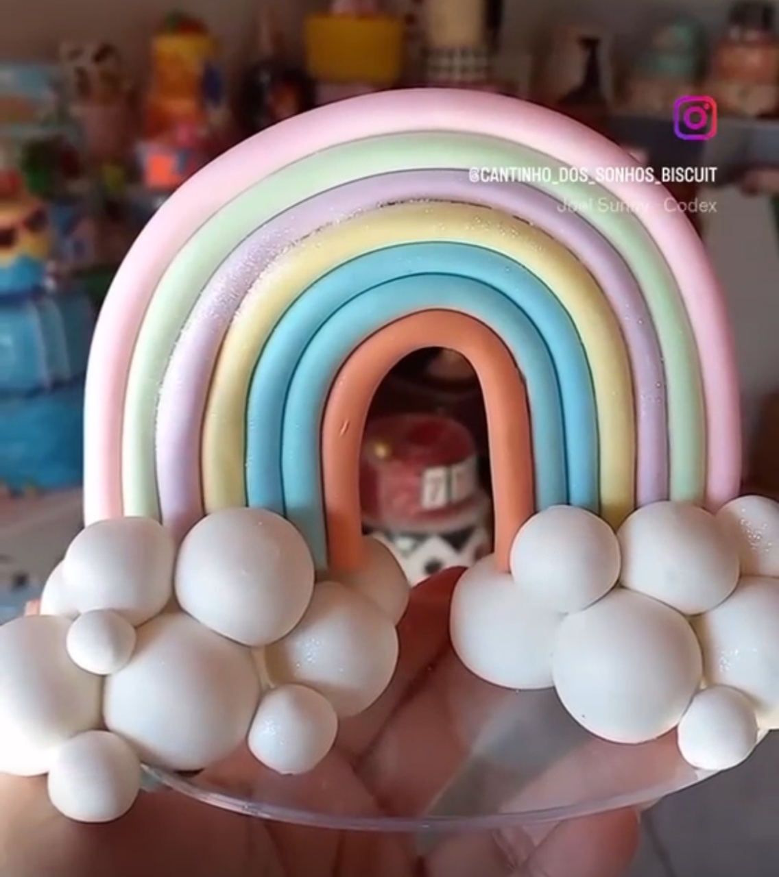Topo de Bolo Arco-Íris Biscuit - Cantinho dos sonhos 
