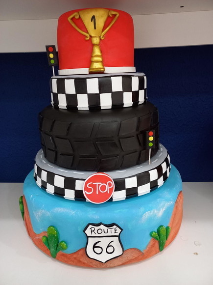 Bolo Cenografico Biscuit Carros - Cantinho dos sonhos 