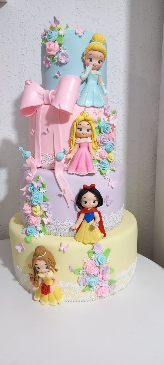 Bolo Cenográfico Princesas Cuty - Cantinho dos sonhos 