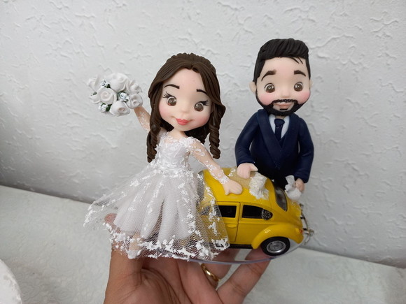 Noivinhos Personalizados Biscuit No Fusca Bolo Casamento - Cantinho dos sonhos 