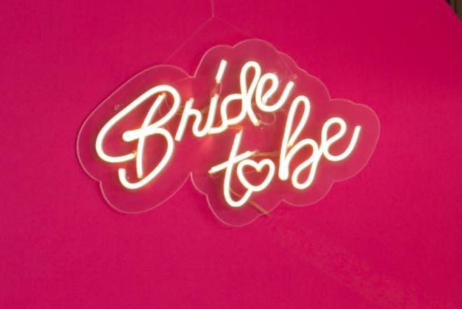 Letreiro de Led Bride To Be (Noivas) - Ateliê Festas