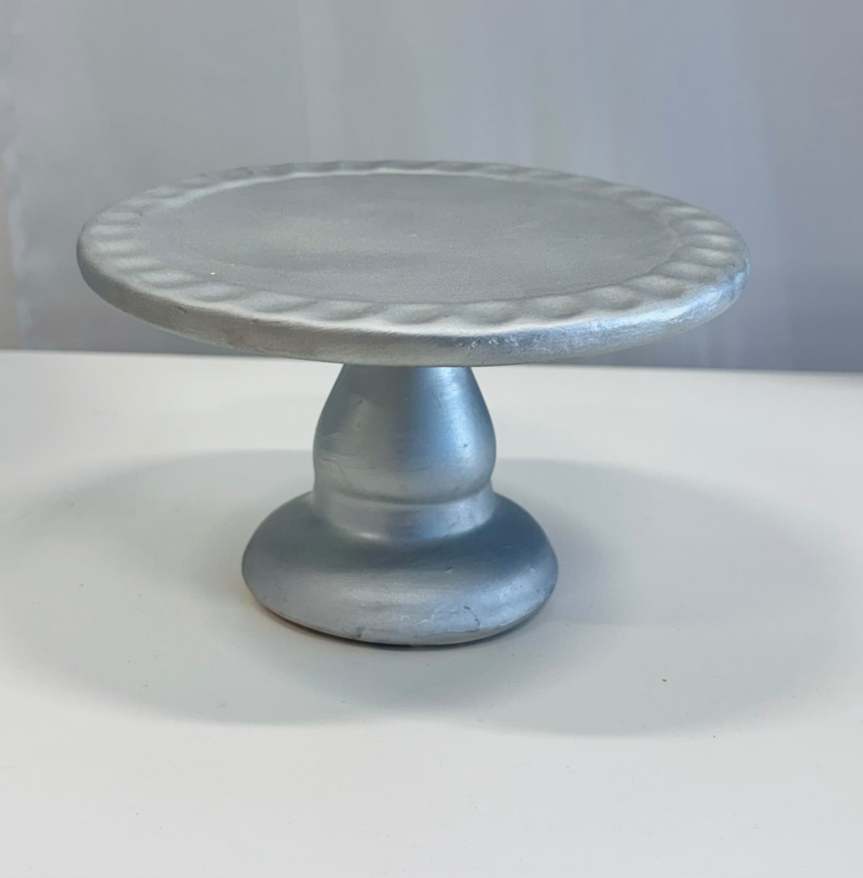 Bandeja de Cerâmica Com Pé Prata Diâmetro 16Cm - Ateliê Festas