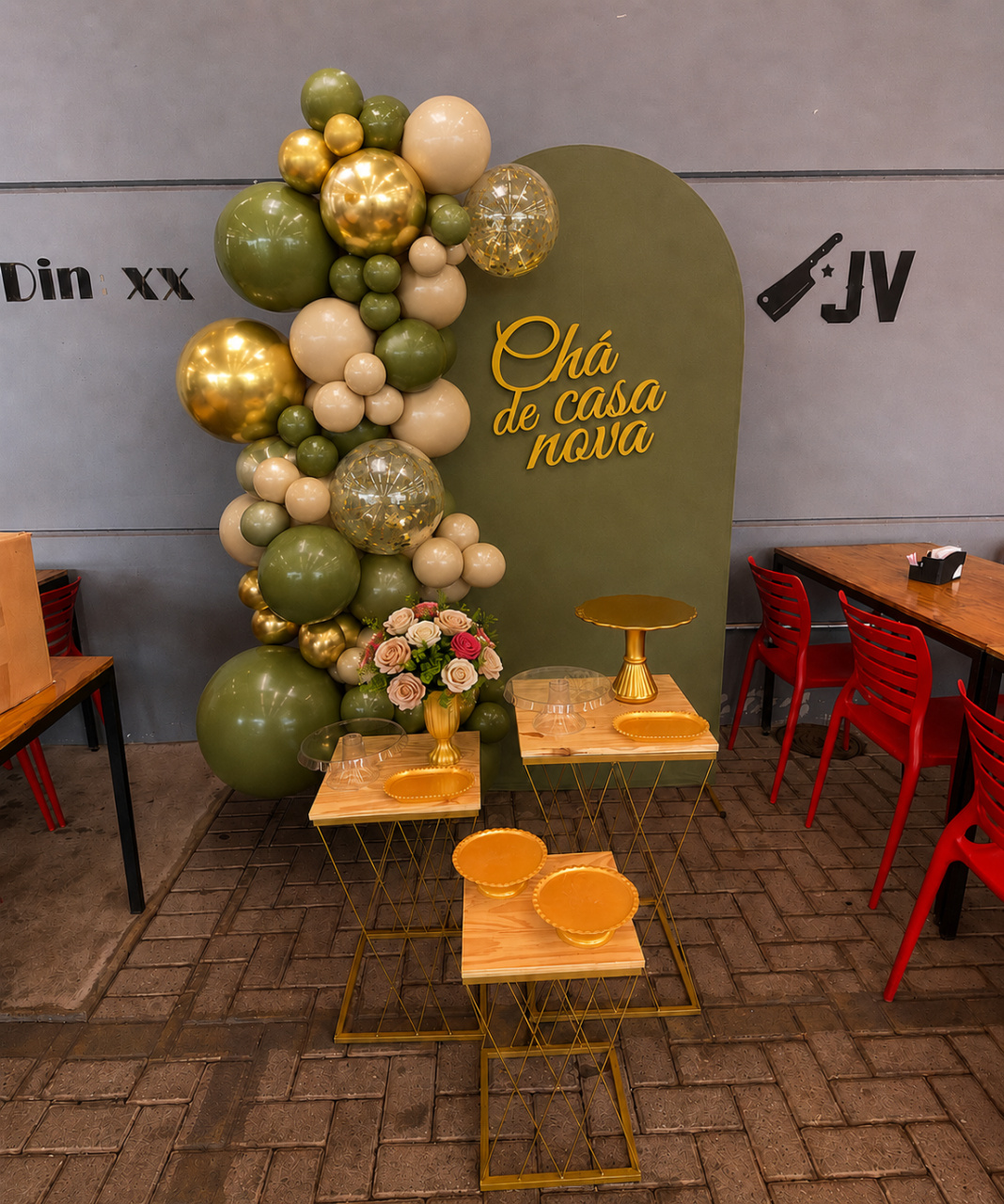 Kit Chá de Casa Nova - Painel Verde Oliva Com Mesas Douradas - Ateliê Festas