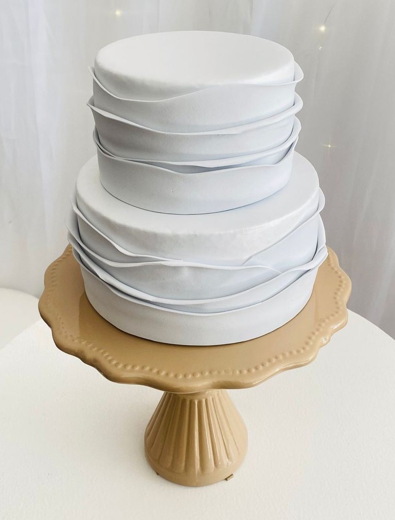 Bolo Fake Branco Espatulado Tipo Chantilly - Ateliê Festas