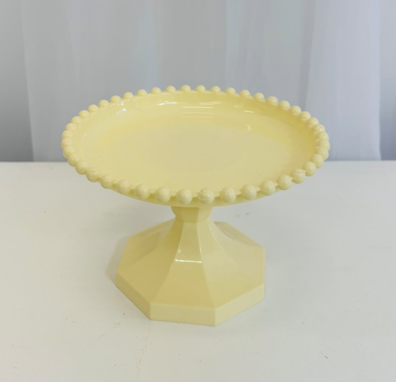 Bandeja Pérola Amarelo Candy Com Pé - Ateliê Festas