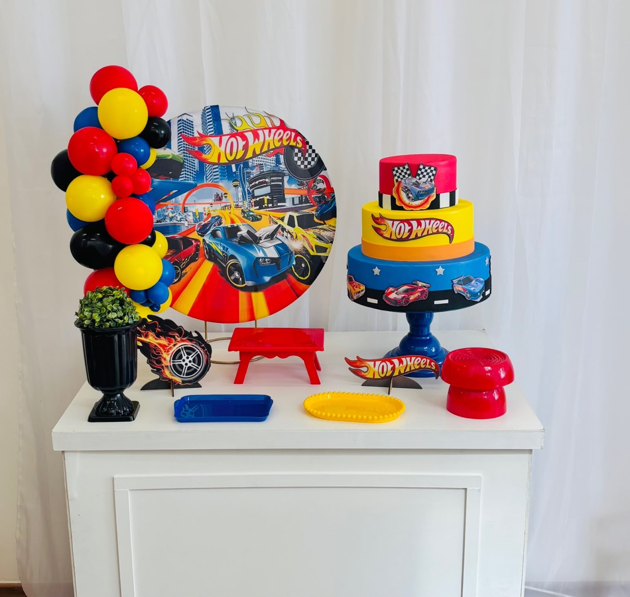Mini Kit Hotwheels + Bolo Fake - Ateliê Festas